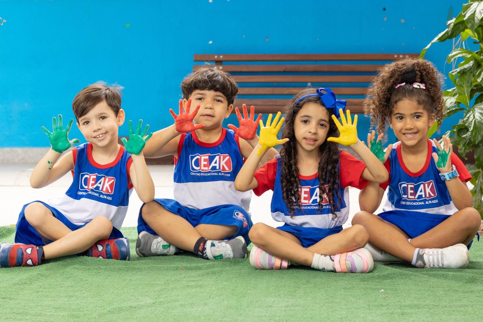 Alunos do CEAK mostrando as mãos pintadas